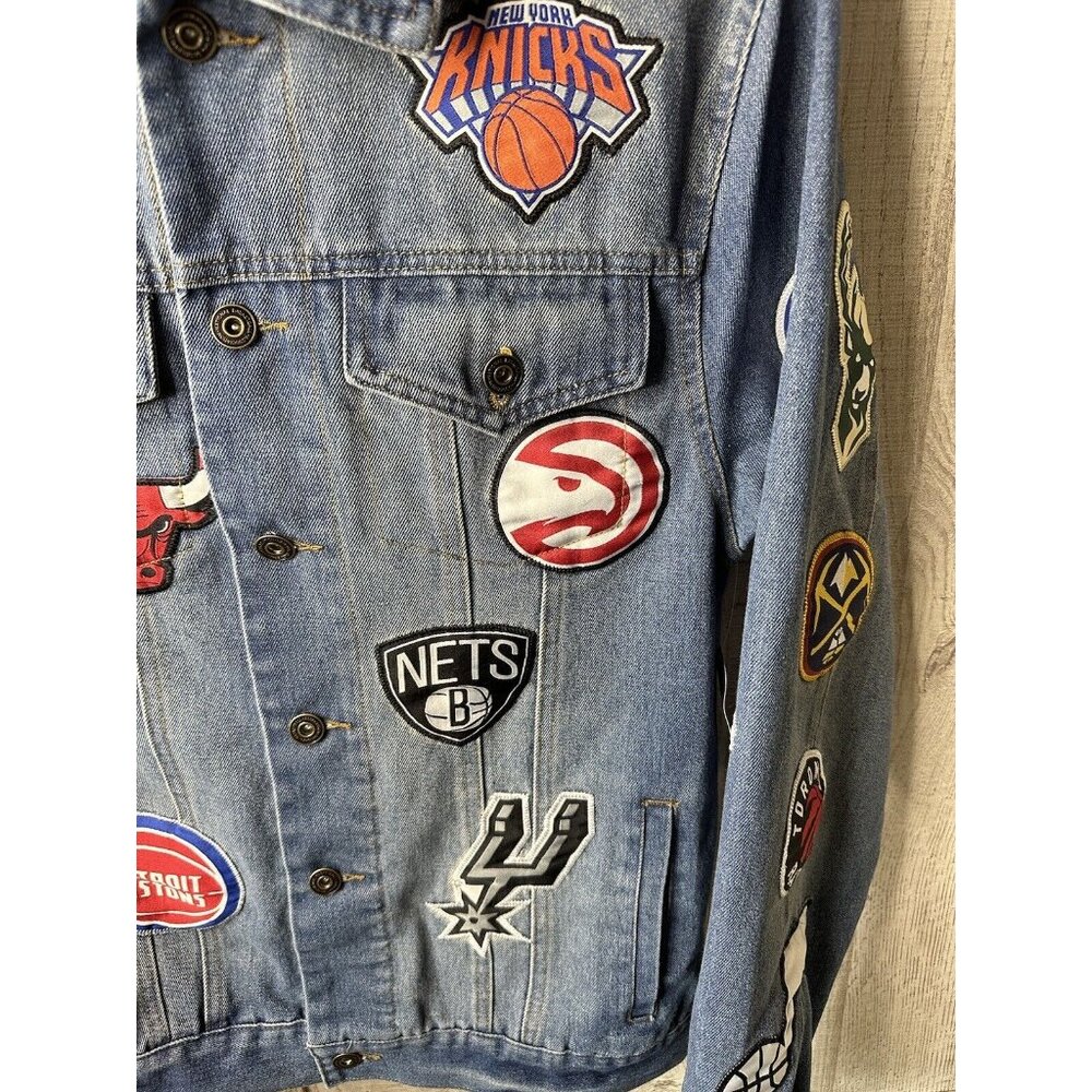 NBA Global Stores Mens Blue Denim Jacket Size Medium Team Stitched Logo Patches - Picture 8 of 14